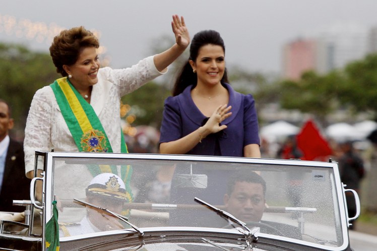 Presidenta Dilma Rousseff e sua filha, Paula, acenam para populares após cerimônia de posse 4