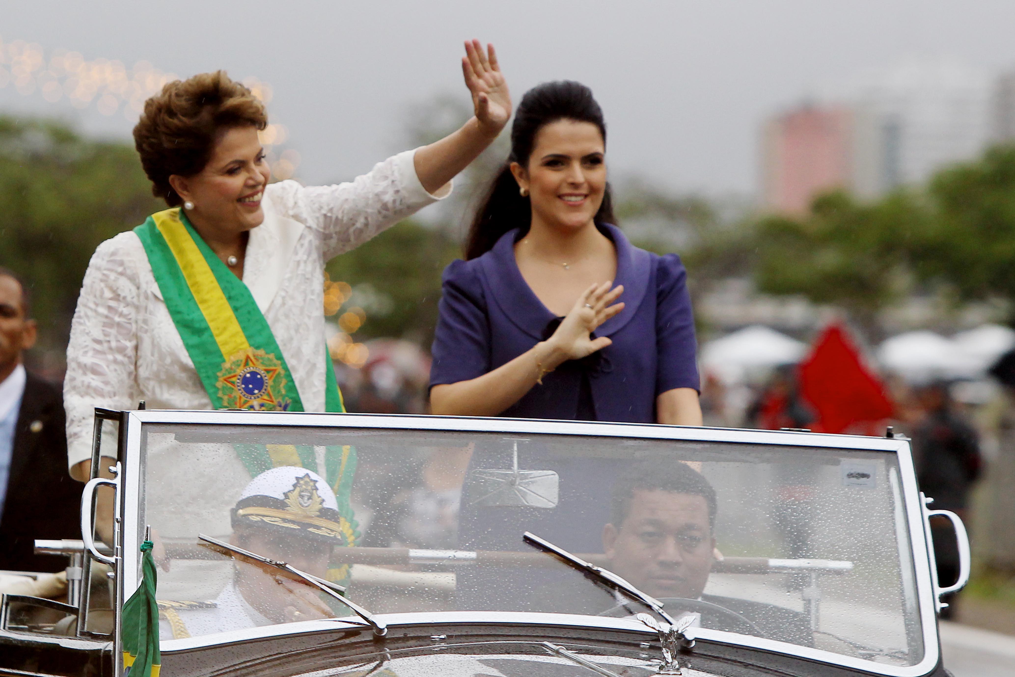 Presidenta Dilma Rousseff e sua filha, Paula, acenam para populares após cerimônia de posse 4