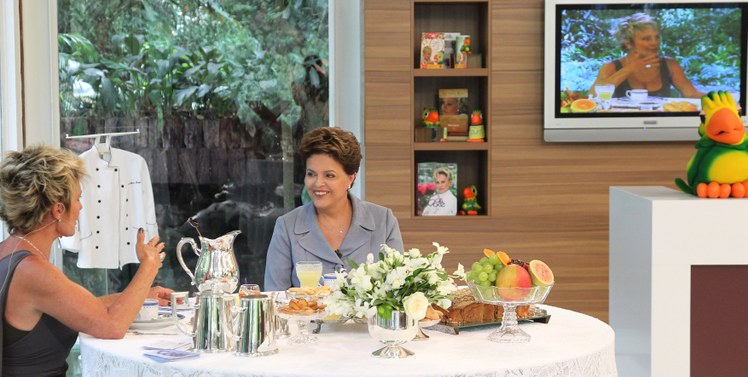 Presidenta Dilma Rousseff conversa com a apresentadora Ana Maria Braga, no programa Mais Você 4