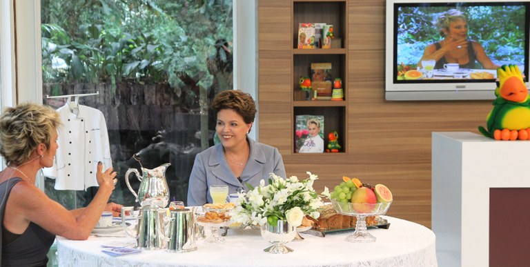 Presidenta Dilma Rousseff conversa com a apresentadora Ana Maria Braga, no programa Mais Você 4