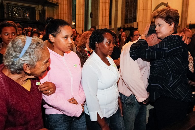 Presidenta Dilma Rousseff durante missa em intenção das vítimas dos deslizamentos de terra no município de Petrópolis