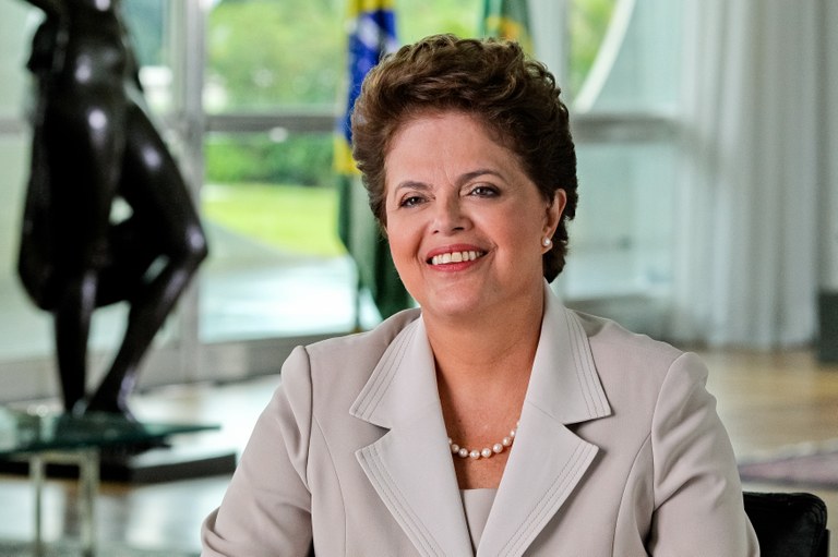 Dilma em gravação do pronunciamento à nação sobre o Dia do Trabalho em cadeia nacional de rádio e televisão 1 Dilma em gravação do pronunciamento à nação sobre o Dia do Trabalho em cadeia nacional de rádio e televisão 1