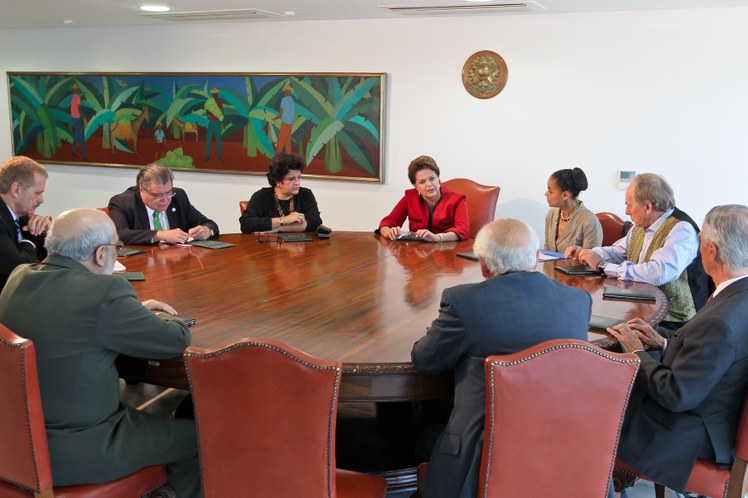 Dilma Rousseff e a ministra Izabella Teixeira durante reunião com ex-ministros do Meio Ambiente 1
