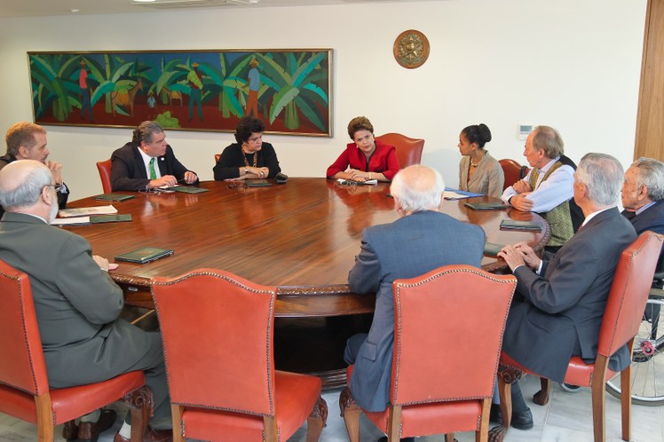 Dilma Rousseff e a ministra Izabella Teixeira durante reunião com ex-ministros do Meio Ambiente 2
