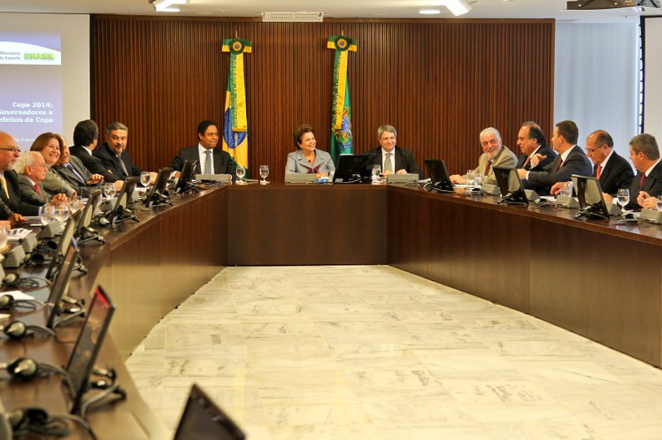 Dilma Rousseff em reunião com governadores e prefeitos das cidades-sede da Copa 2014, no Palácio do Planalto 2