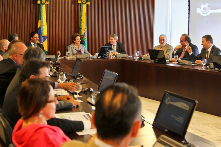 Dilma Rousseff em reunião com governadores e prefeitos das cidades-sede da Copa 2014, no Palácio do Planalto 1