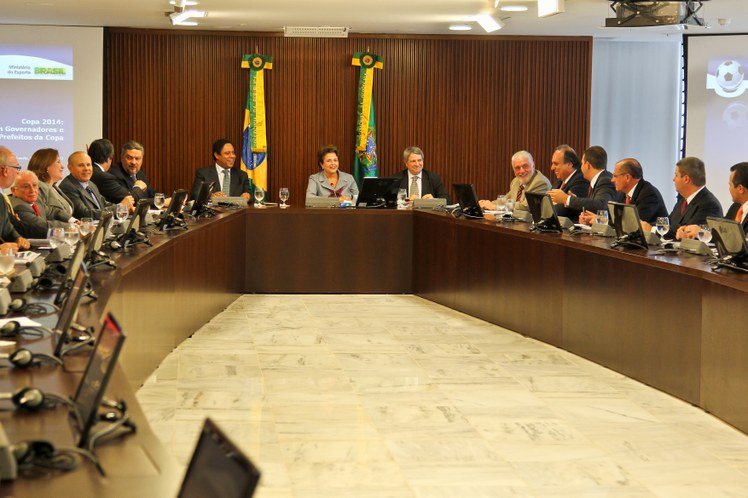 Presidenta Dilma Rousseff, acompanhada de ministros, realiza reunião com governadores e prefeitos das cidades-sede da Copa 2014 1