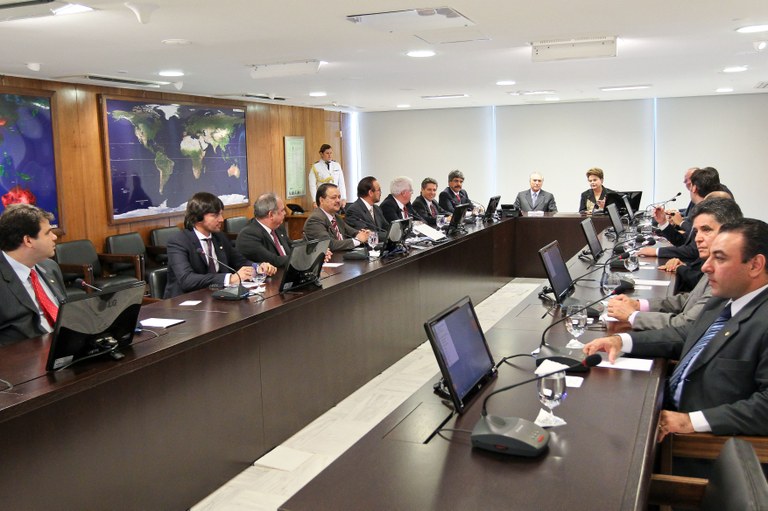 Dilma Rousseff em reunião com líderes dos partidos da base aliada 2