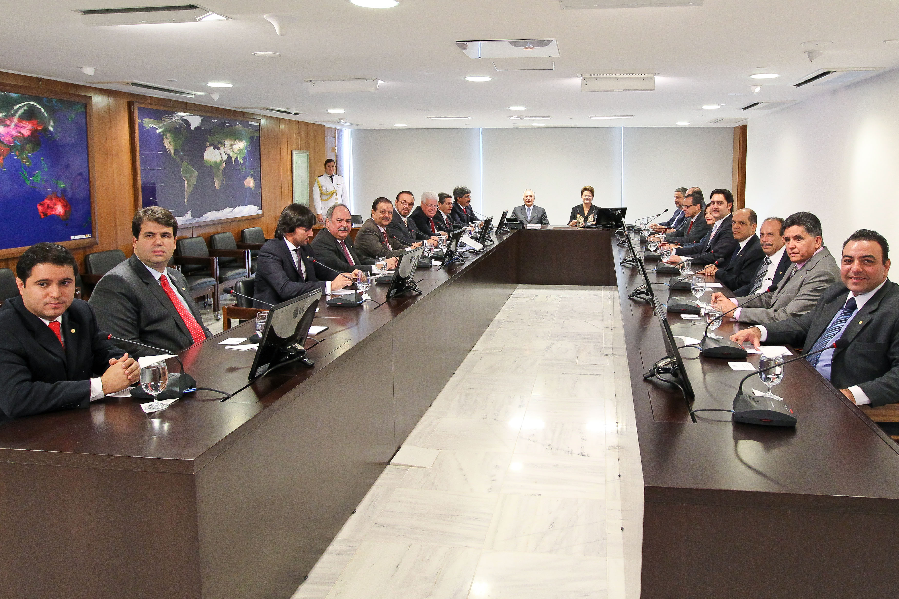 Dilma Rousseff em reunião com líderes dos partidos da base aliada 1