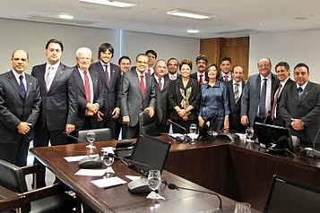 Dilma posa para foto durante reunião com líderes dos partidos da base aliada na Câmara dos Deputados