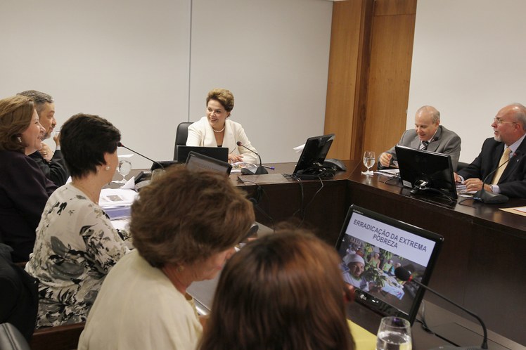 Dilma Rousseff durante reunião com ministros no Palácio do Planalto 10
