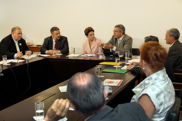 Dilma Rousseff durante reunião com ministros no Palácio do Planalto 4