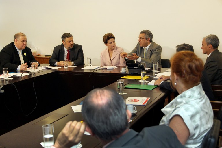 Dilma Rousseff durante reunião com ministros no Palácio do Planalto 1