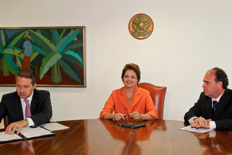 Presidenta durante reunião com governador de Pernambuco, Eduardo Campos, e o ministro da Integração Nacional, Fernando Bezerra 2 Presidenta durante reunião com governador de Pernambuco, Eduardo Campos, e o ministro da Integração Nacional, Fernando Bezerra 2