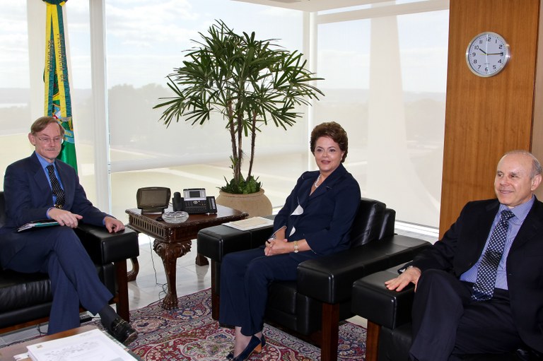 Dilma, o ministro Guido Mantega e o presidente do Banco Mundial, Robert Zoellick, durante reunião Dilma, o ministro Guido Mantega e o presidente do Banco Mundial, Robert Zoellick, durante reunião