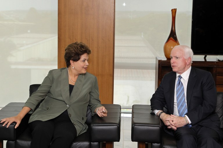 Presidenta Dilma Rousseff conversa com o senador dos Estados Unidos, John McCain 1