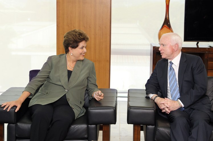 Presidenta Dilma Rousseff conversa com o senador dos Estados Unidos, John McCain 2