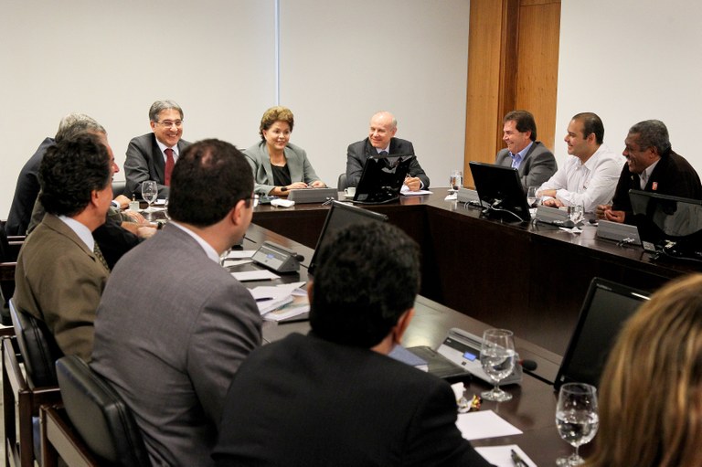Dilma Rousseff, acompanhada dos ministros Guido Mantega e Fernando Pimentel, reúne-se com sindicalistas Dilma Rousseff, acompanhada dos ministros Guido Mantega e Fernando Pimentel, reúne-se com sindicalistas