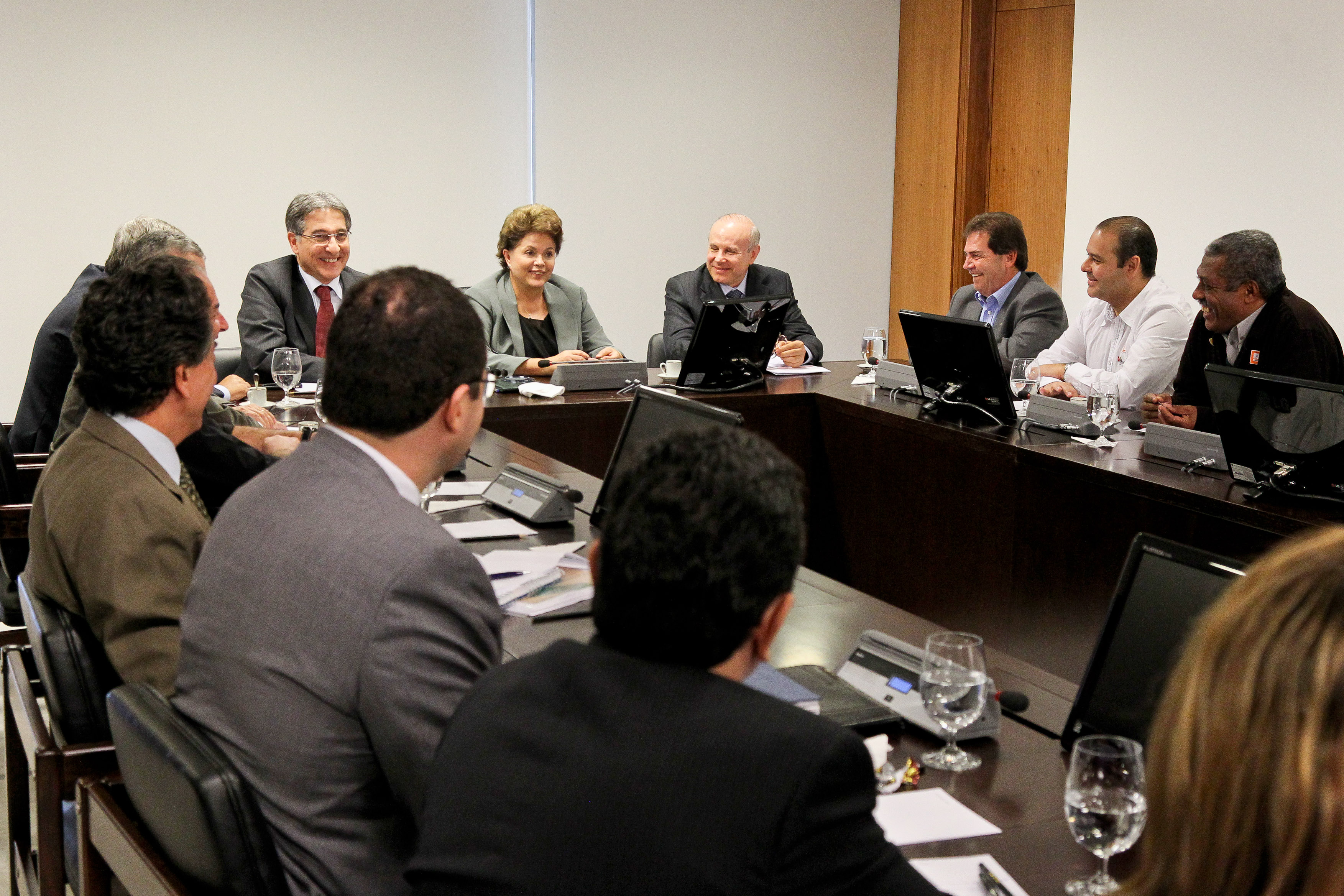 Dilma Rousseff, acompanhada dos ministros Guido Mantega e Fernando Pimentel, reúne-se com sindicalistas