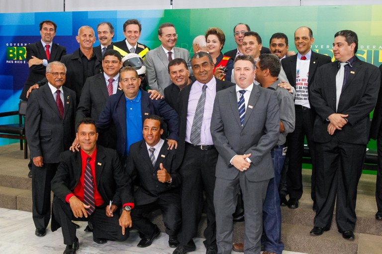 Sanção da lei que inclui na CLT a periculosidade da atividade dos trabalhadores em motocicleta