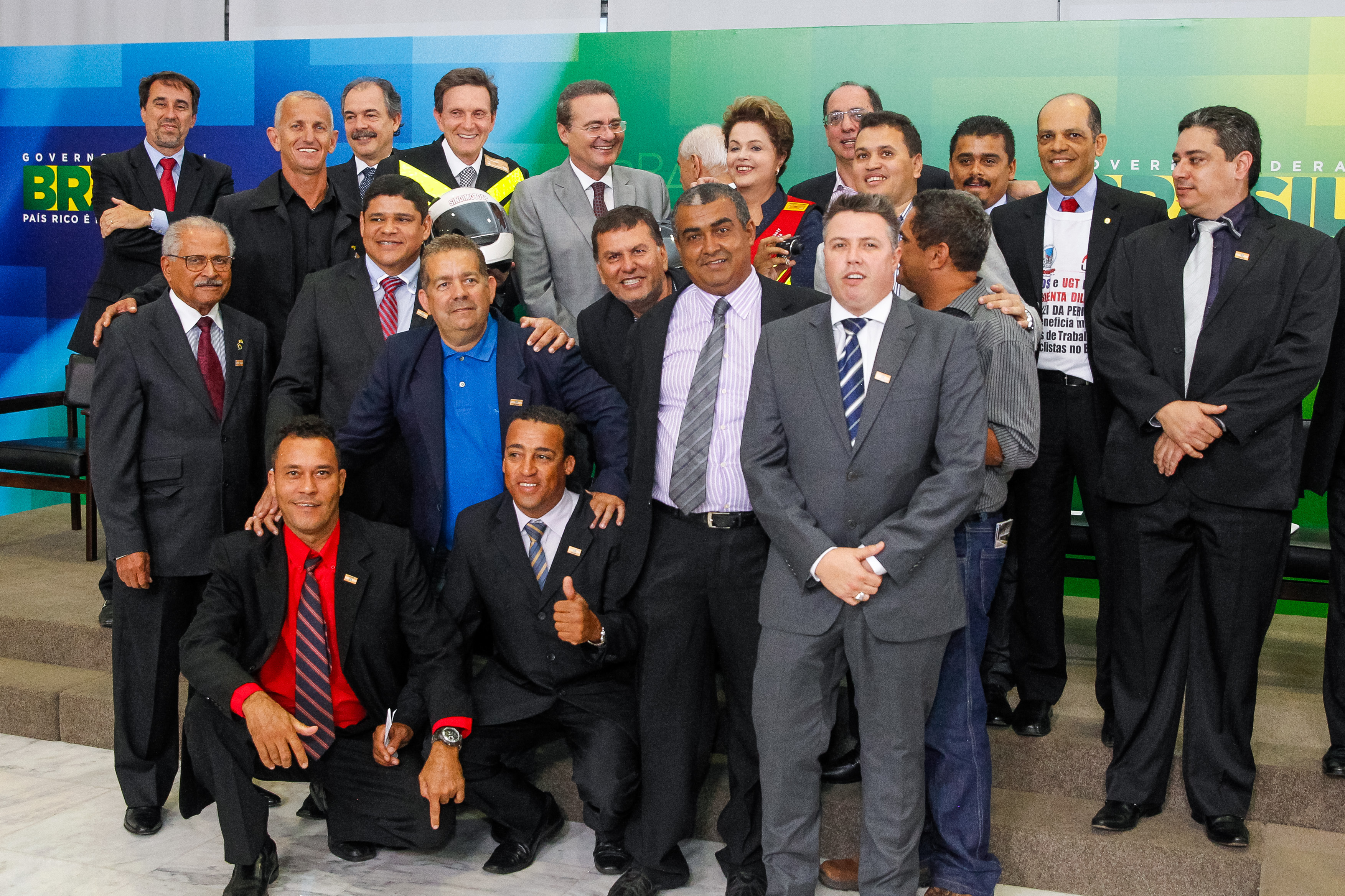 Sanção da lei que inclui na CLT a periculosidade da atividade dos trabalhadores em motocicleta