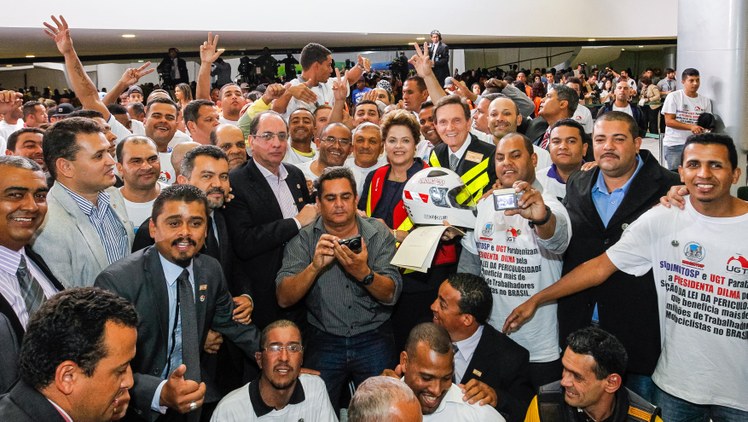 Sanção da lei que inclui na CLT a periculosidade da atividade dos trabalhadores em motocicleta