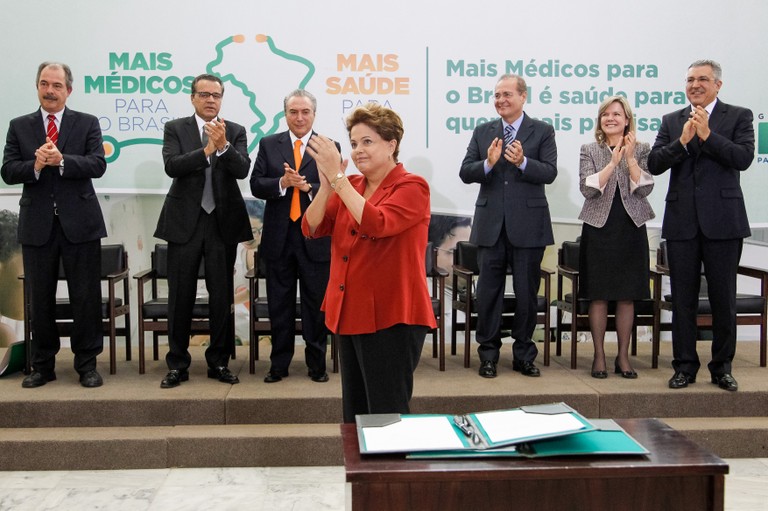 Sanção da Lei que institui o Programa Mais Médicos
