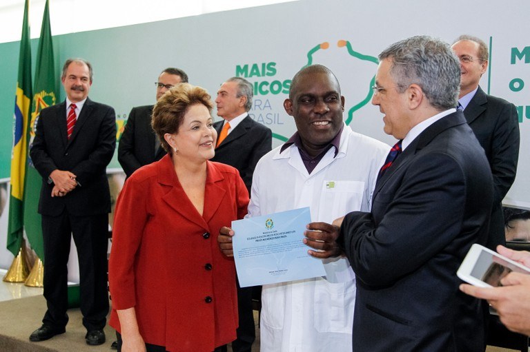 Sanção da Lei que institui o Programa Mais Médicos