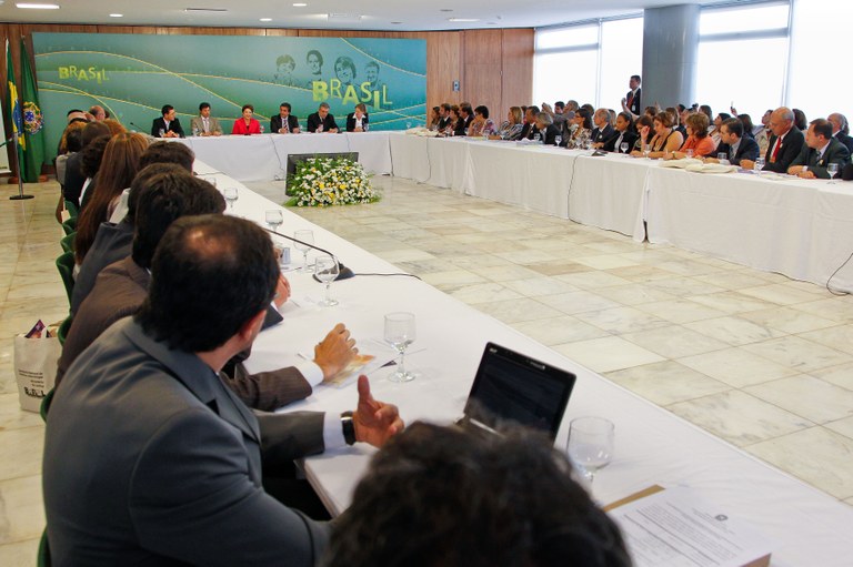 Presidenta Dilma Rousseff participa de abertura do seminário de implantação dos Centros Regionais de Referência em Crack e Outras Drogas 3 Presidenta Dilma Rousseff participa de abertura do seminário de implantação dos Centros Regionais de Referência em Crack e Outras Drogas 3