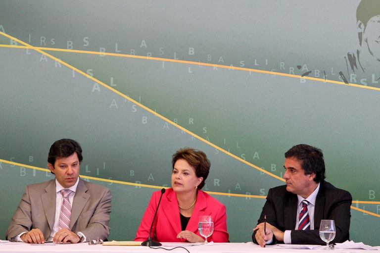 Dilma Rousseff e ministros durante abertura do seminário de implantação dos Centros Regionais de Referência em Crack e Outras Drogas 2 Dilma Rousseff e ministros durante abertura do seminário de implantação dos Centros Regionais de Referência em Crack e Outras Drogas 2