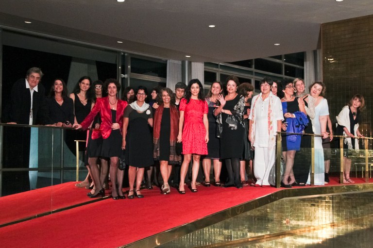 Presidenta Dilma Rousseff posa para foto com cineastas antes da sessão de cinema 4