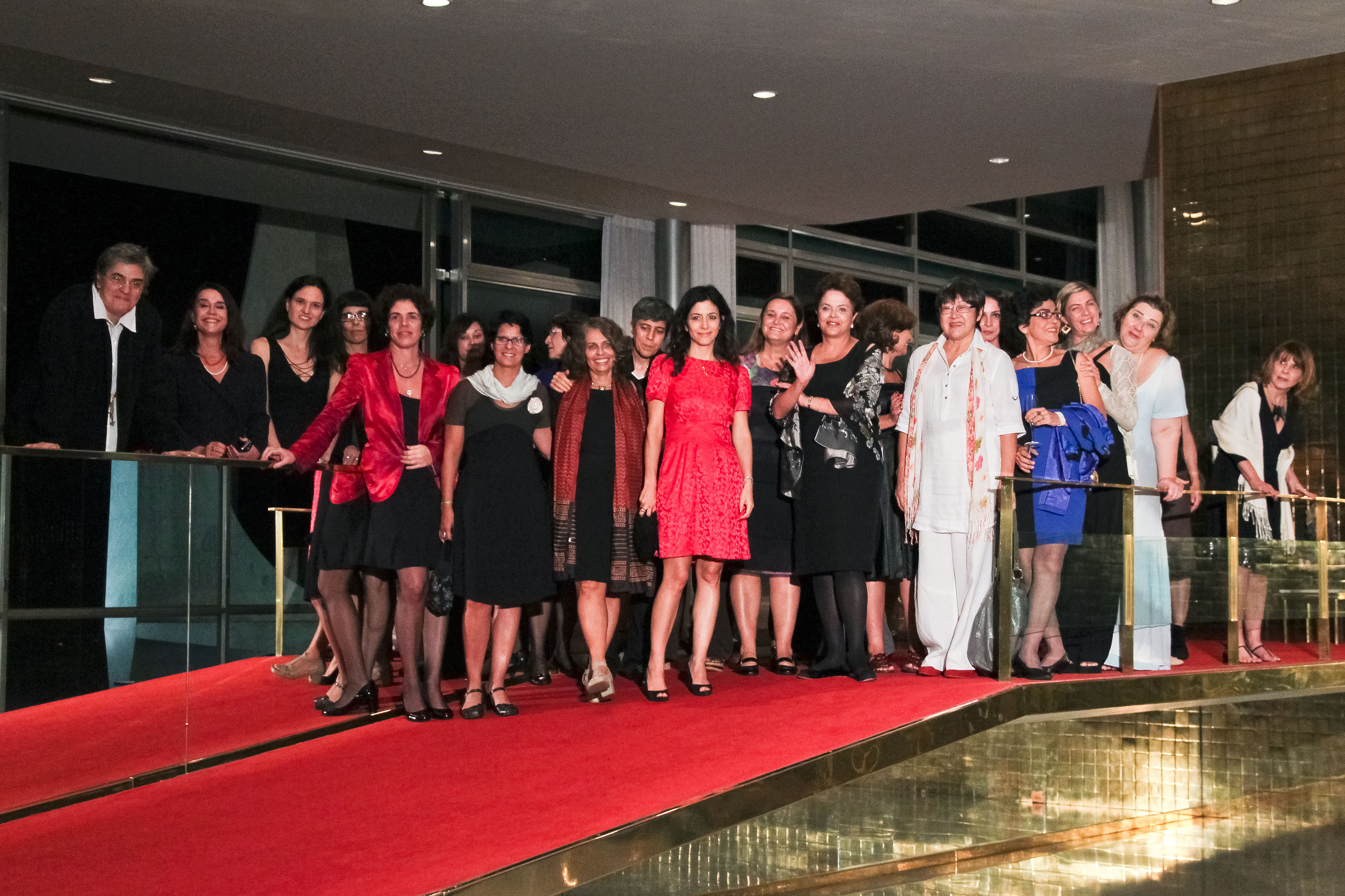 Presidenta Dilma Rousseff posa para foto com cineastas antes da sessão de cinema 4