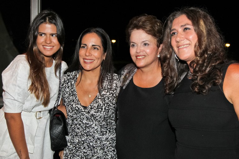 Presidenta Dilma Rousseff acompanhada da cineasta Anna Muylaert, diretora do filme É Proibido Fumar, da atriz Glória Pires e sua filha Antônia 2 Presidenta Dilma Rousseff acompanhada da cineasta Anna Muylaert, diretora do filme É Proibido Fumar, da atriz Glória Pires e sua filha Antônia 2