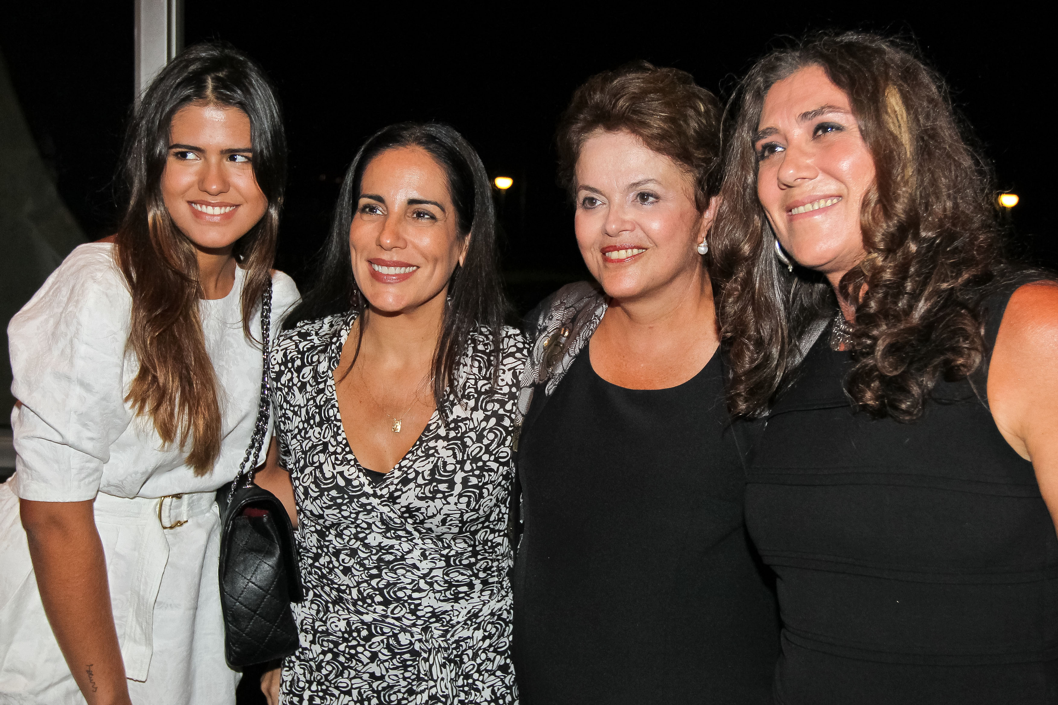 Presidenta Dilma Rousseff acompanhada da cineasta Anna Muylaert, diretora do filme É Proibido Fumar, da atriz Glória Pires e sua filha Antônia 2