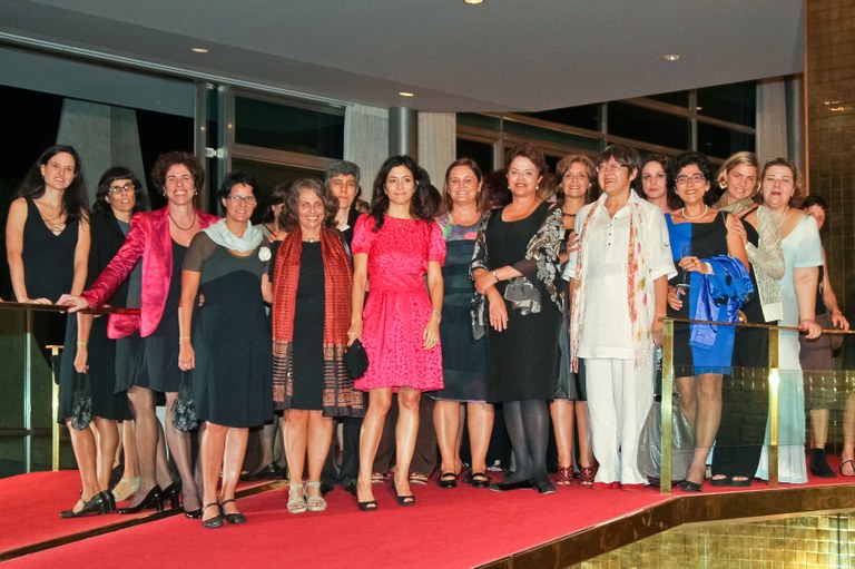 Presidenta Dilma Rousseff posa para foto com cineastas antes da sessão de cinema 2