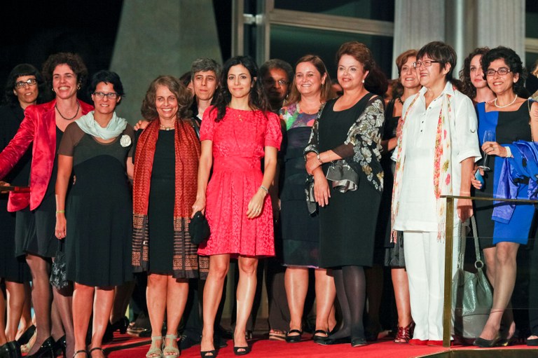 Presidenta Dilma Rousseff posa para foto com cineastas antes da sessão de cinema 1