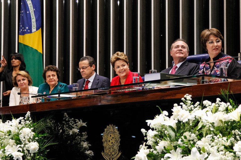 Sessão solene do Congresso Nacional para entrega do Relatório Final da CPMI da Violência contra a Mulher à Presidenta da República - 04