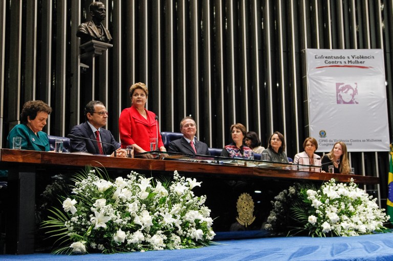 Sessão solene do Congresso Nacional para entrega do Relatório Final da CPMI da Violência contra a Mulher à Presidenta da República - 05
