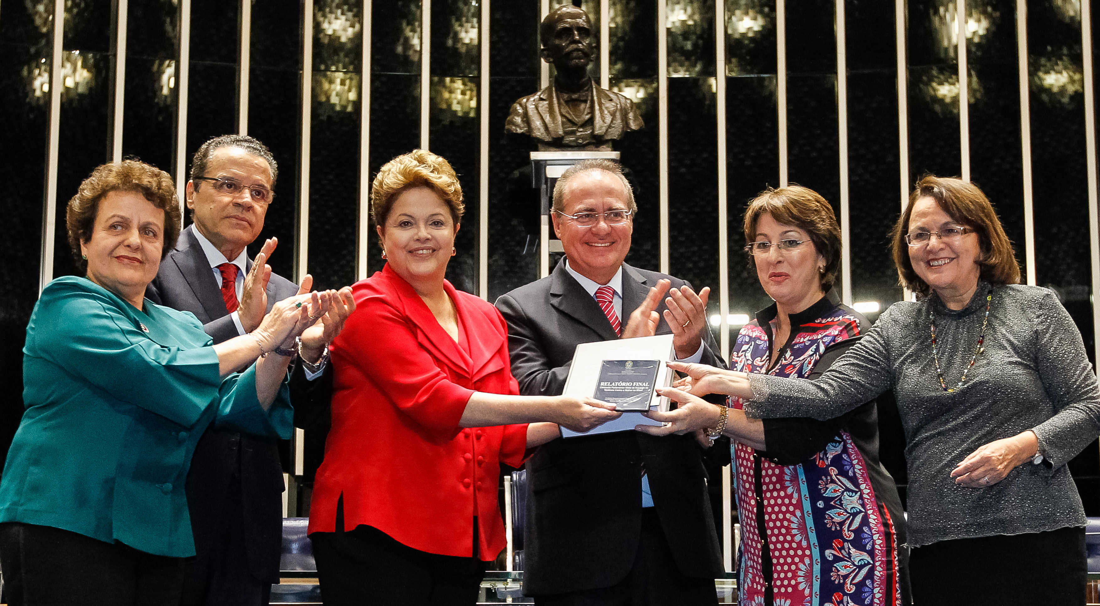 Sessão solene do Congresso Nacional para entrega do Relatório Final da CPMI da Violência contra a Mulher à Presidenta da República - 03