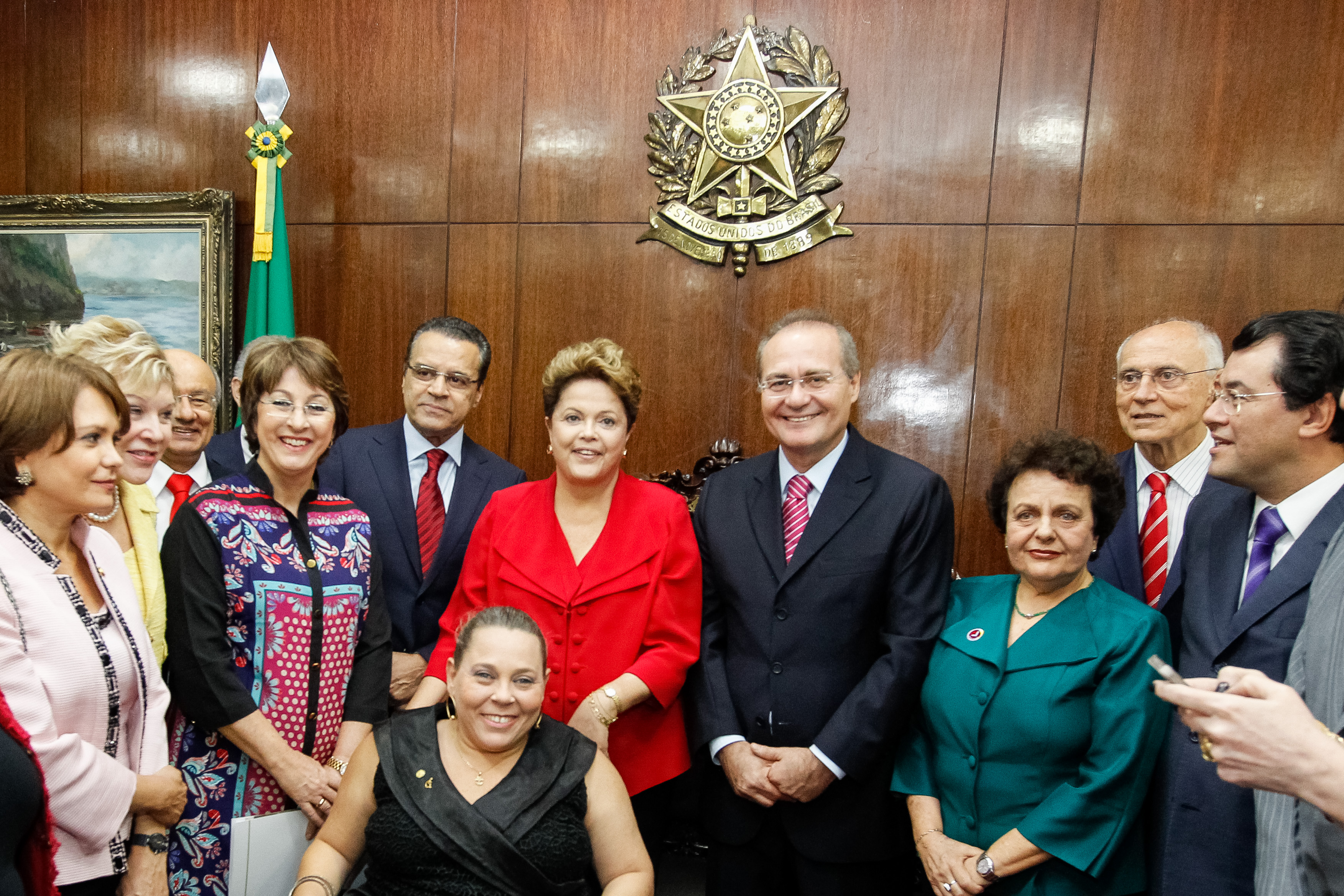 Sessão solene do Congresso Nacional para entrega do Relatório Final da CPMI da Violência contra a Mulher à Presidenta da República - 02