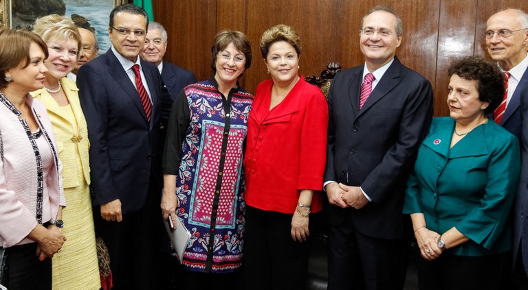 Sessão solene do Congresso Nacional para entrega do Relatório Final da CPMI da Violência contra a Mulher à Presidenta da República - 01