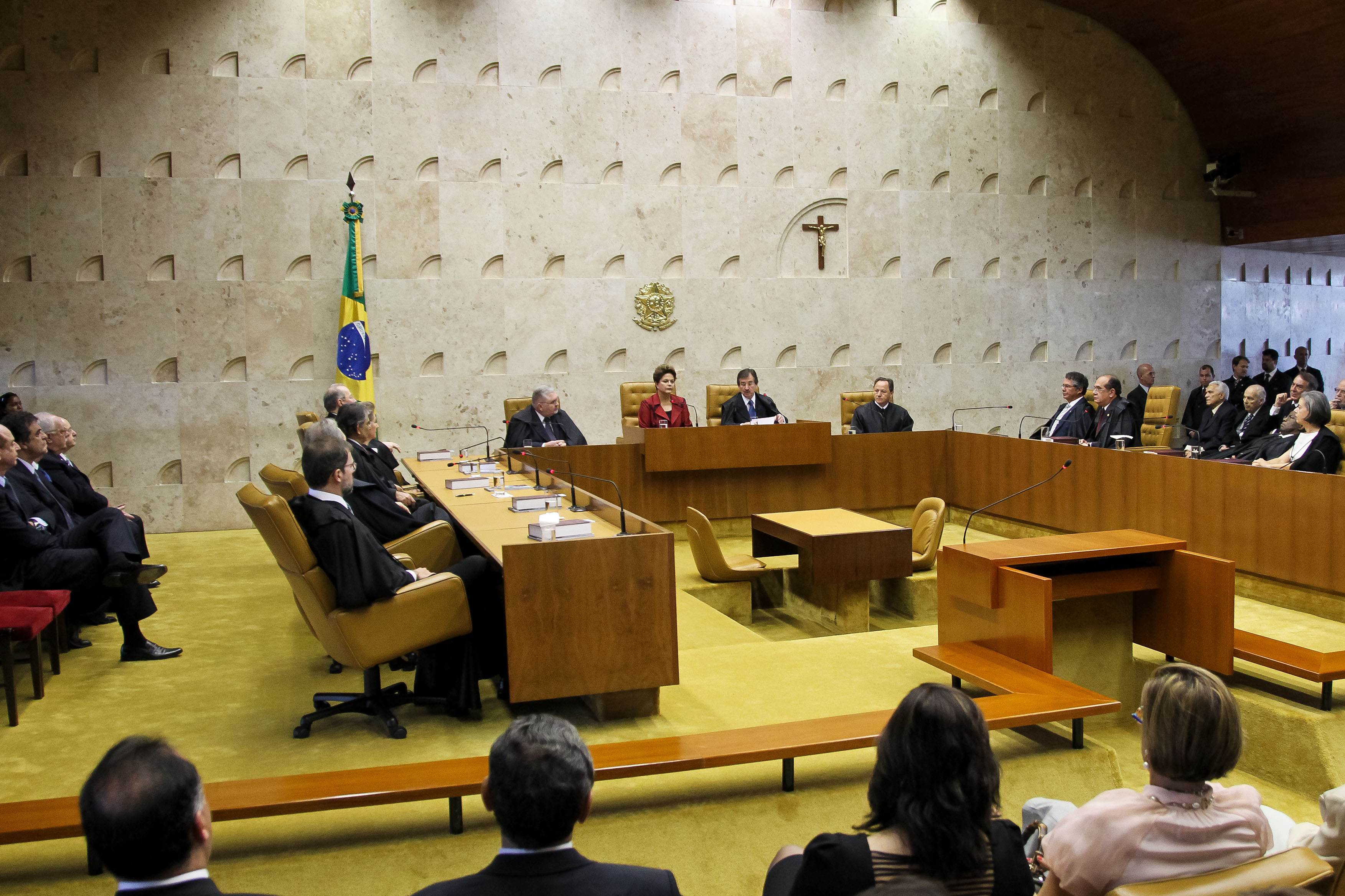 Dilma Rousseff, o presidente do Supremo Tribunal Federal, Cezar Peluso, e demais ministros durante solenidade de abertura do ano judiciário 1