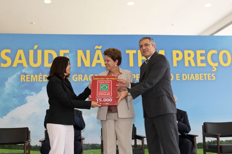 Dilma na solenidade do programa Aqui Tem Farmácia Popular 7
