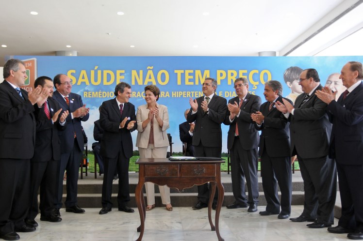 Dilma na solenidade do programa Aqui Tem Farmácia Popular 2