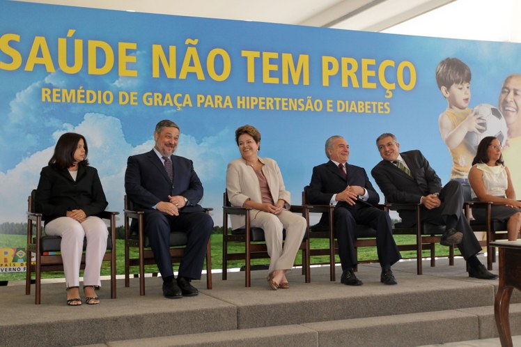 Dilma na solenidade do programa Aqui Tem Farmácia Popular 1
