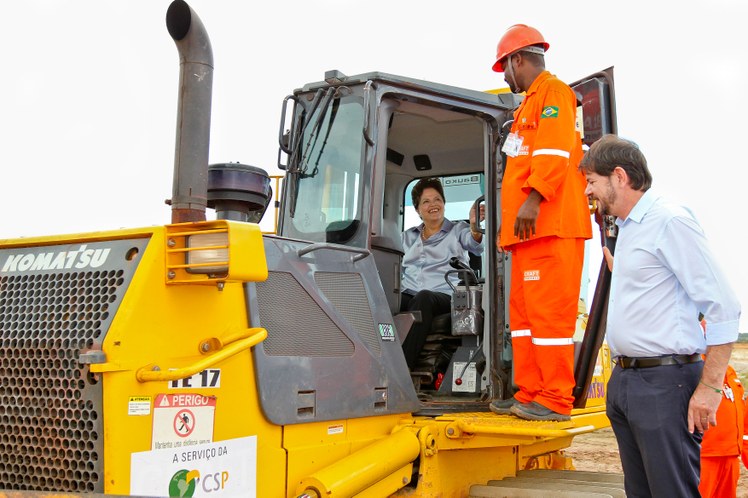 Presidenta Dilma Rousseff durante início da terraplanagem