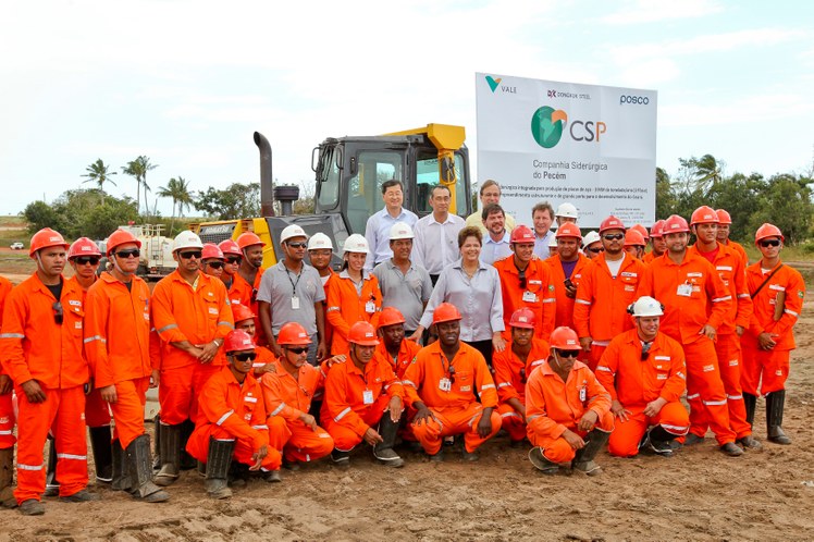Presidenta Dilma Rousseff posa para foto com trabalhadores 1