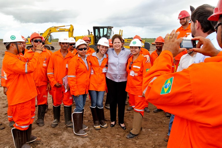 Presidenta Dilma Rousseff posa para foto com trabalhadores durante início da terraplanagem da Companhia Siderúrgica do Pecém 1 Presidenta Dilma Rousseff posa para foto com trabalhadores durante início da terraplanagem da Companhia Siderúrgica do Pecém 1