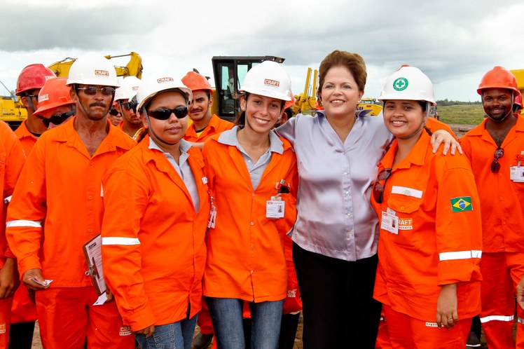 Presidenta Dilma Rousseff posa para foto com trabalhadores durante início da terraplanagem da Companhia Siderúrgica do Pecém 2