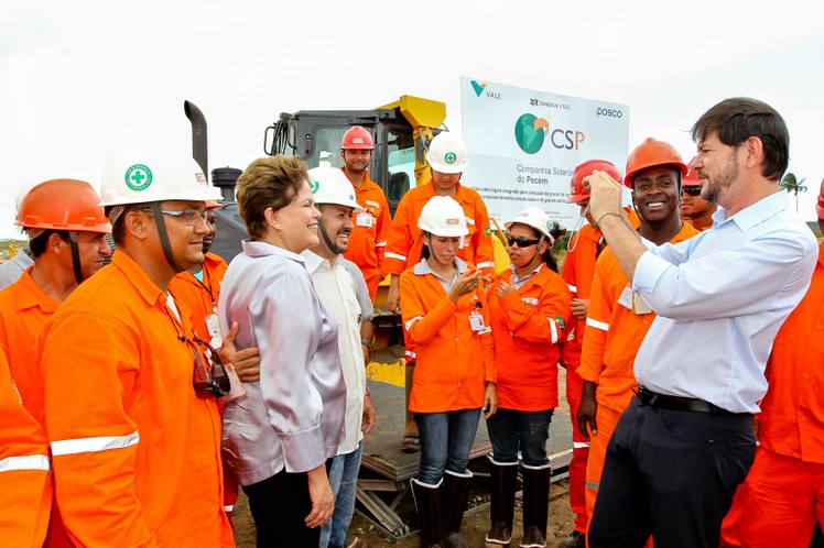Presidenta Dilma Rousseff posa para foto tirada pelo governador Cid Gomes durante início da terraplanagem da Companhia Siderúrgica do Pecém